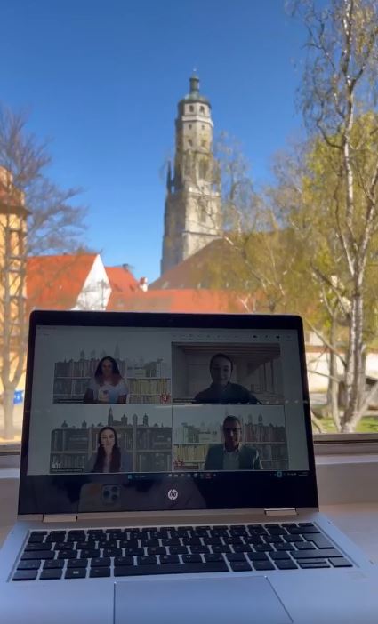 🔔 „Wir beginnen unsere Meetings pünktlich zum Glockenschlag.“ 🔔